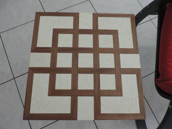 Table d'appoint en noyer américain et érable moucheté blanchi
