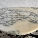 Console victorienne en demi-lune en métal brun avec plateau en marbre blanc veiné