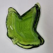 Deux vide poches en verre pressé en forme de feuilles de lierre, 17 cm