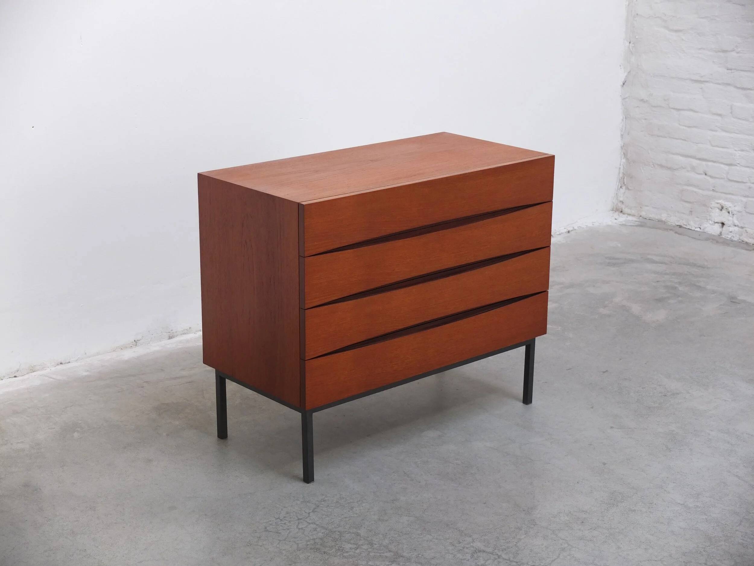Commode unique dans le style d'Arne Vodder, années 1960.