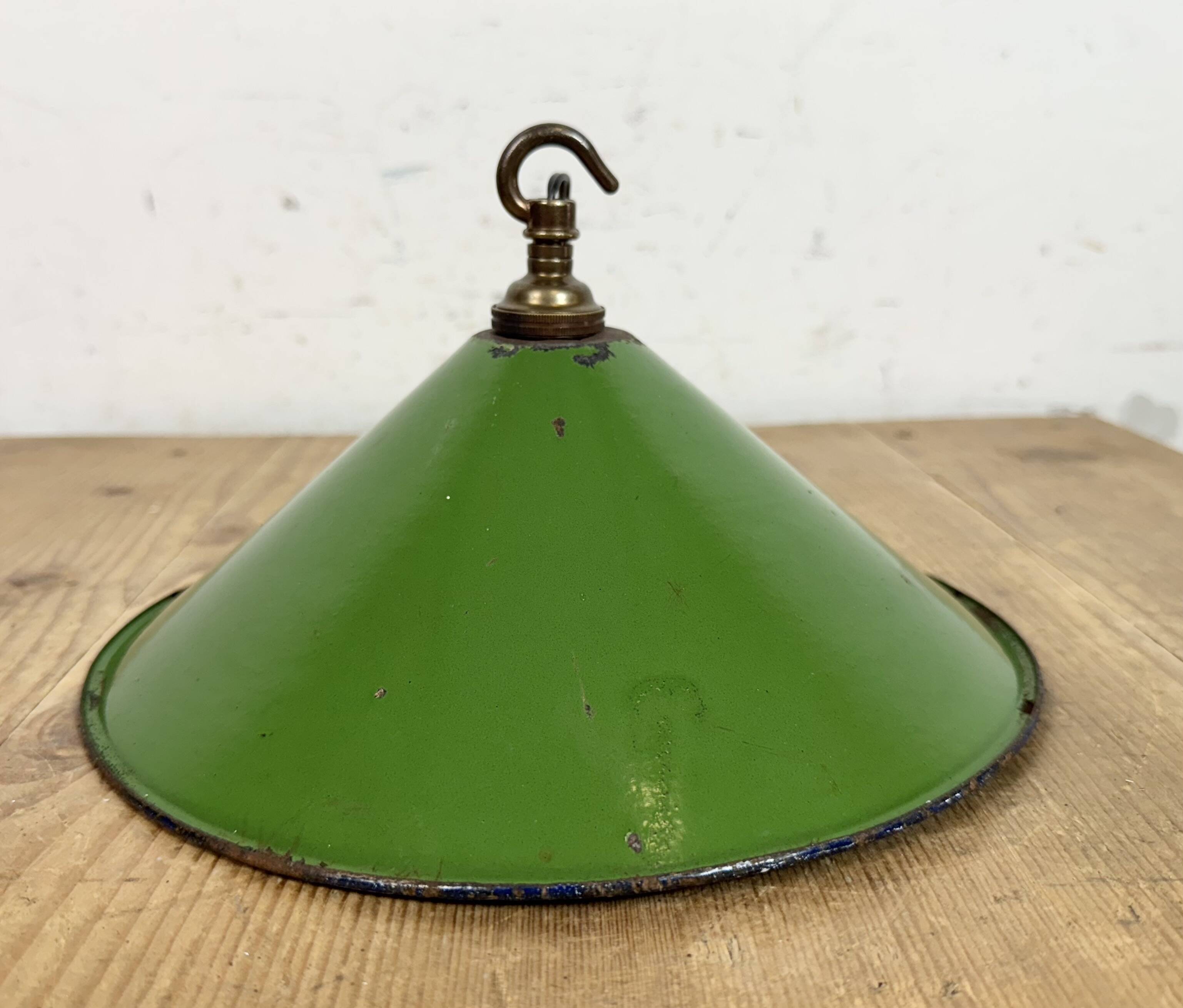 Suspension industrielle britannique en émail vert, années 1950