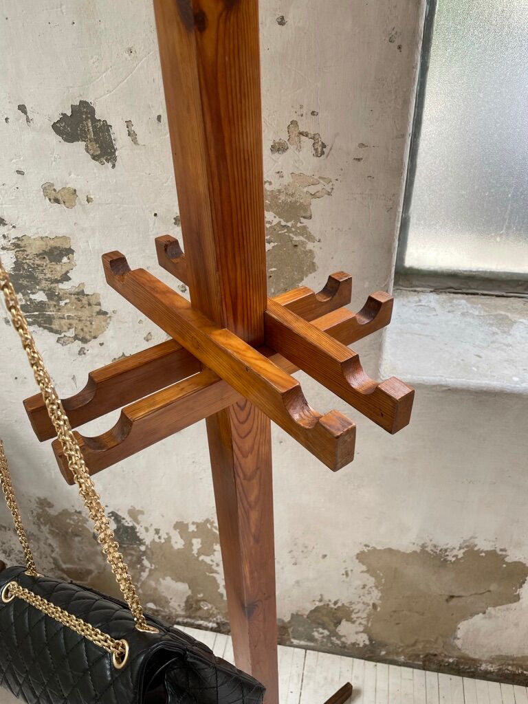 Patère wears pine coat 70