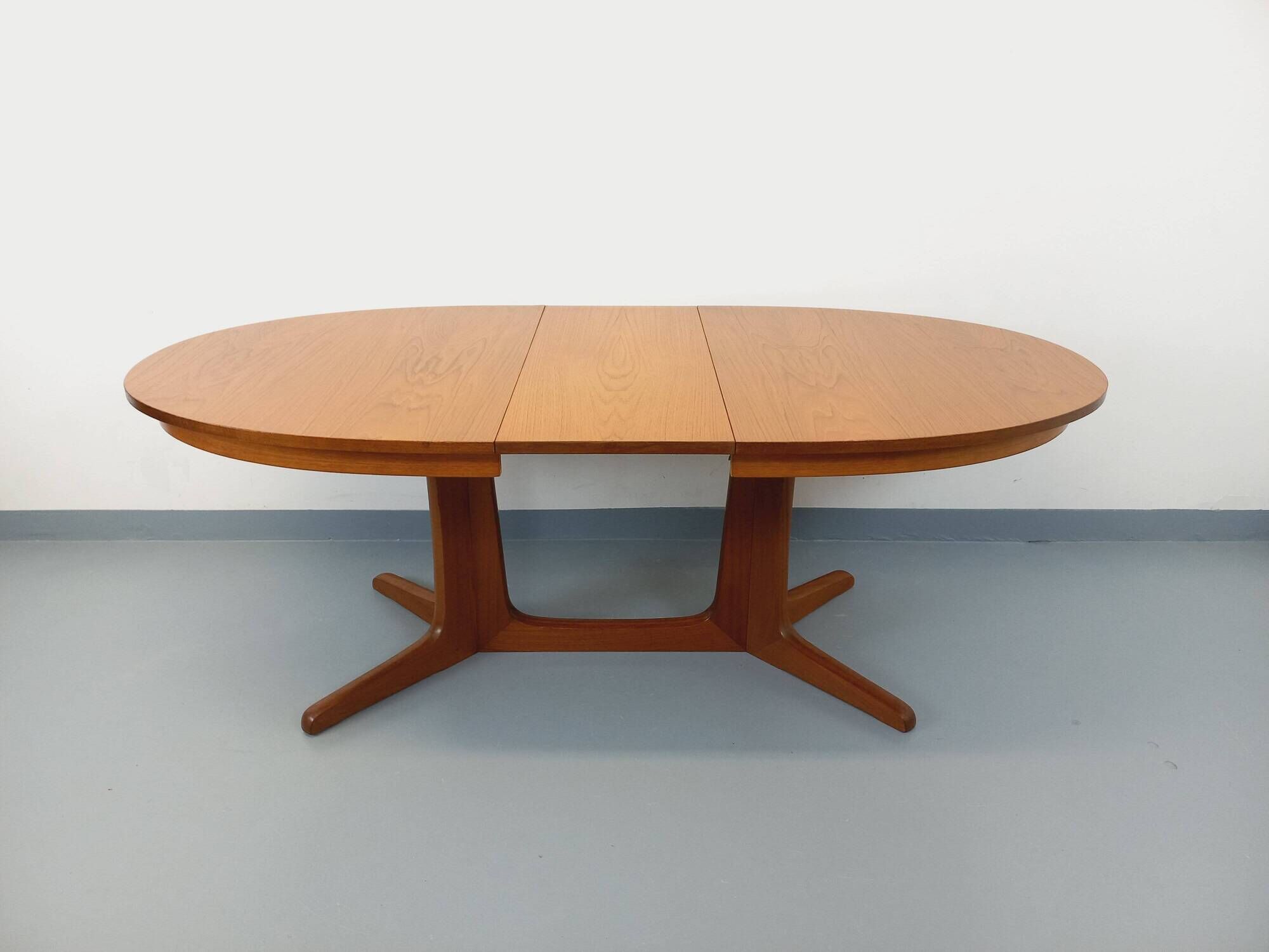 Vintage oval dining table Baumann from the 60s and 70s in teak with extension.