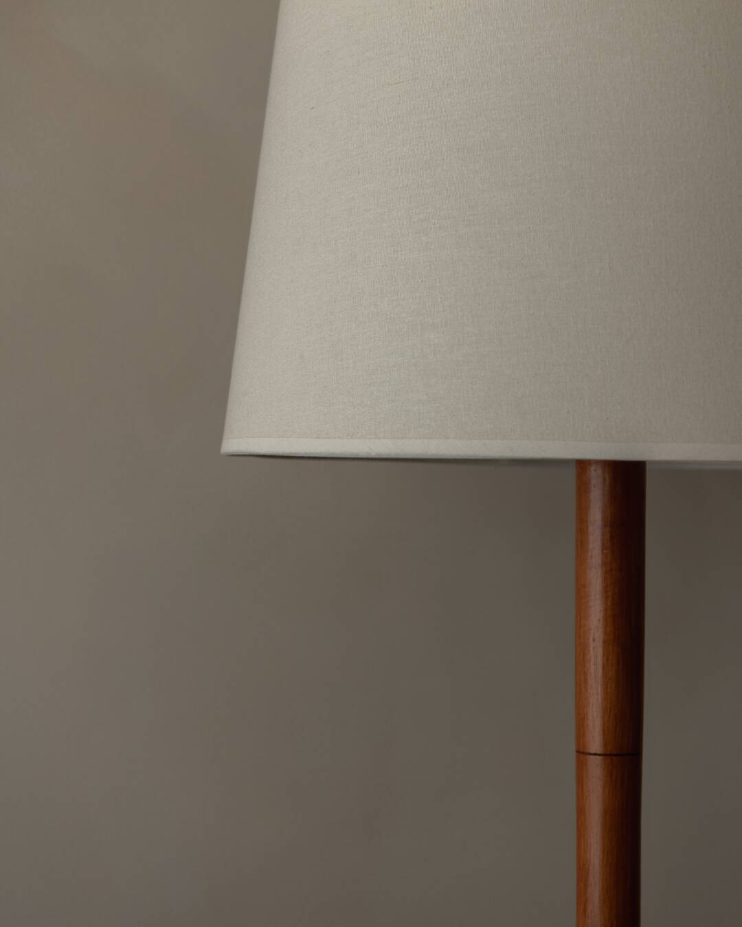 Lampe de sol en teck vintage avec abat-jour en tissu, années 1960-70.