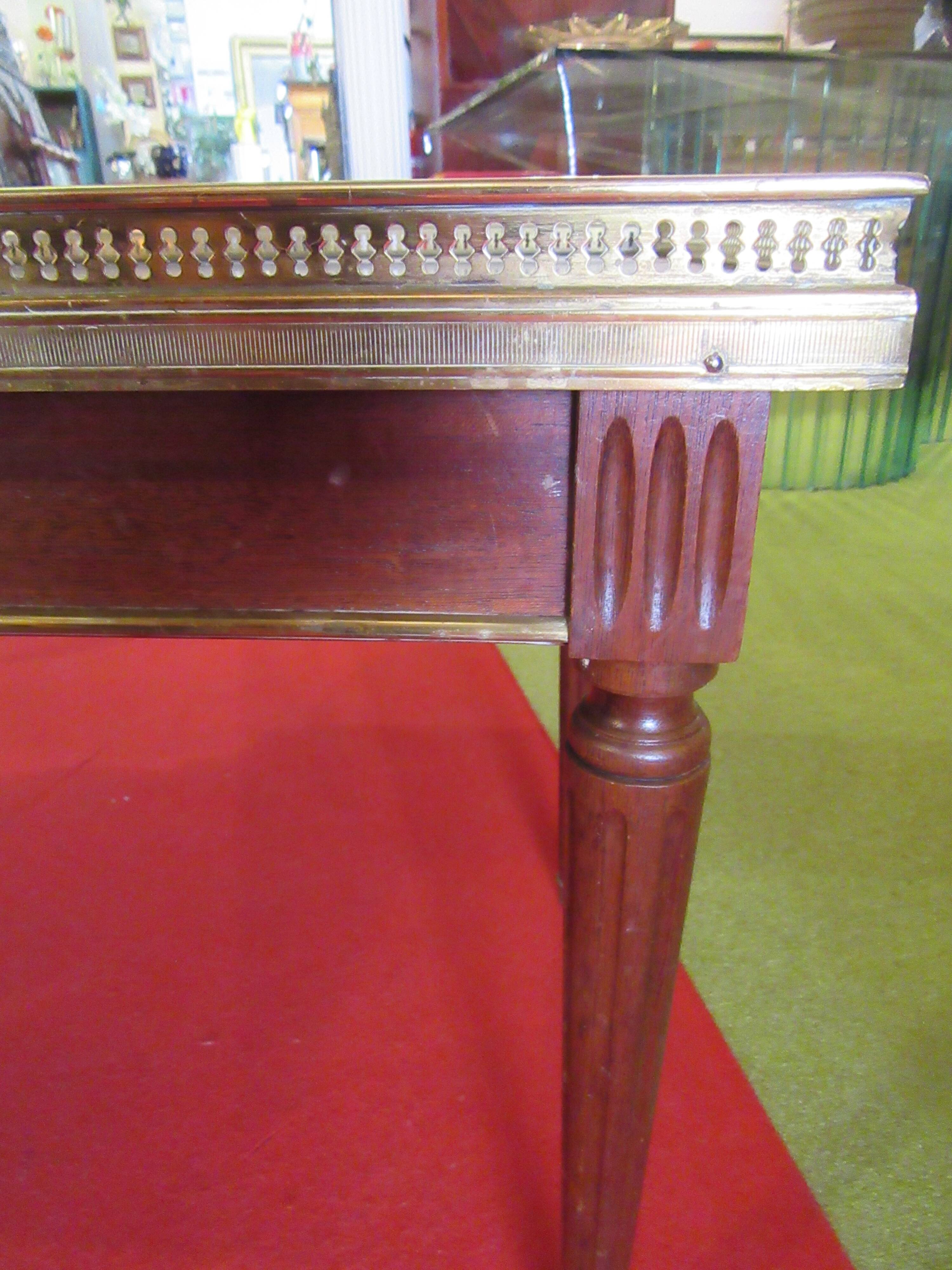 Table basse style louis XVI en acajou et laiton