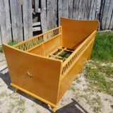 Lit scandinave enfant bois pieds compas avec rotin courbé vintage
