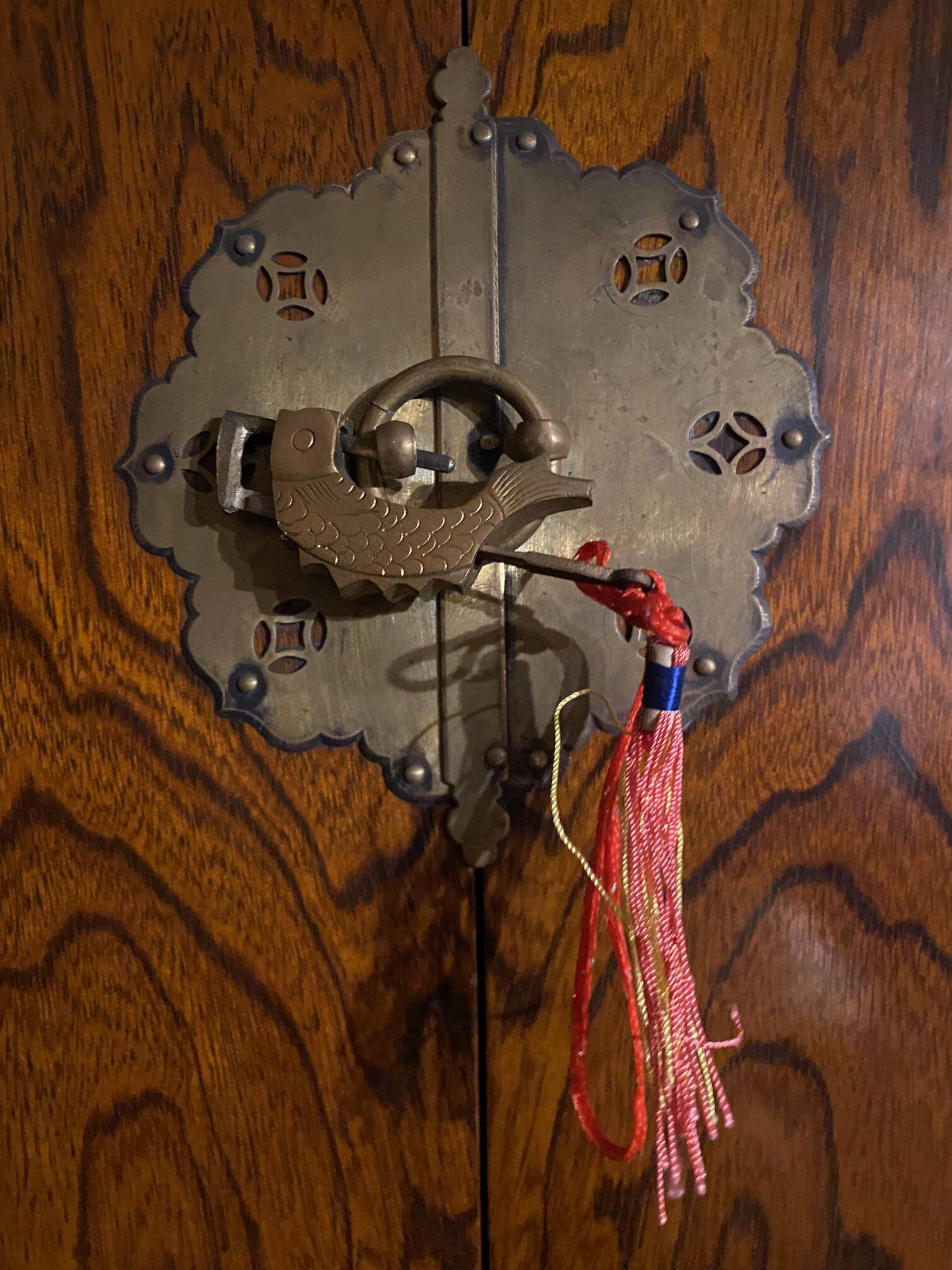 Wall mounted dartboard cabinet