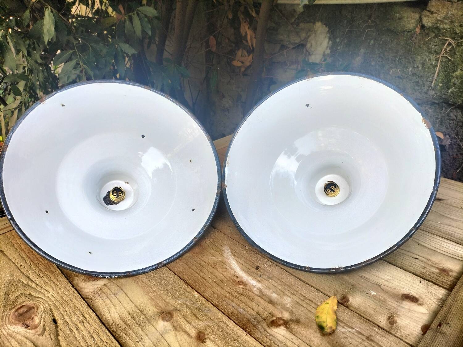 Pair of enamelled sheet metal suspensions