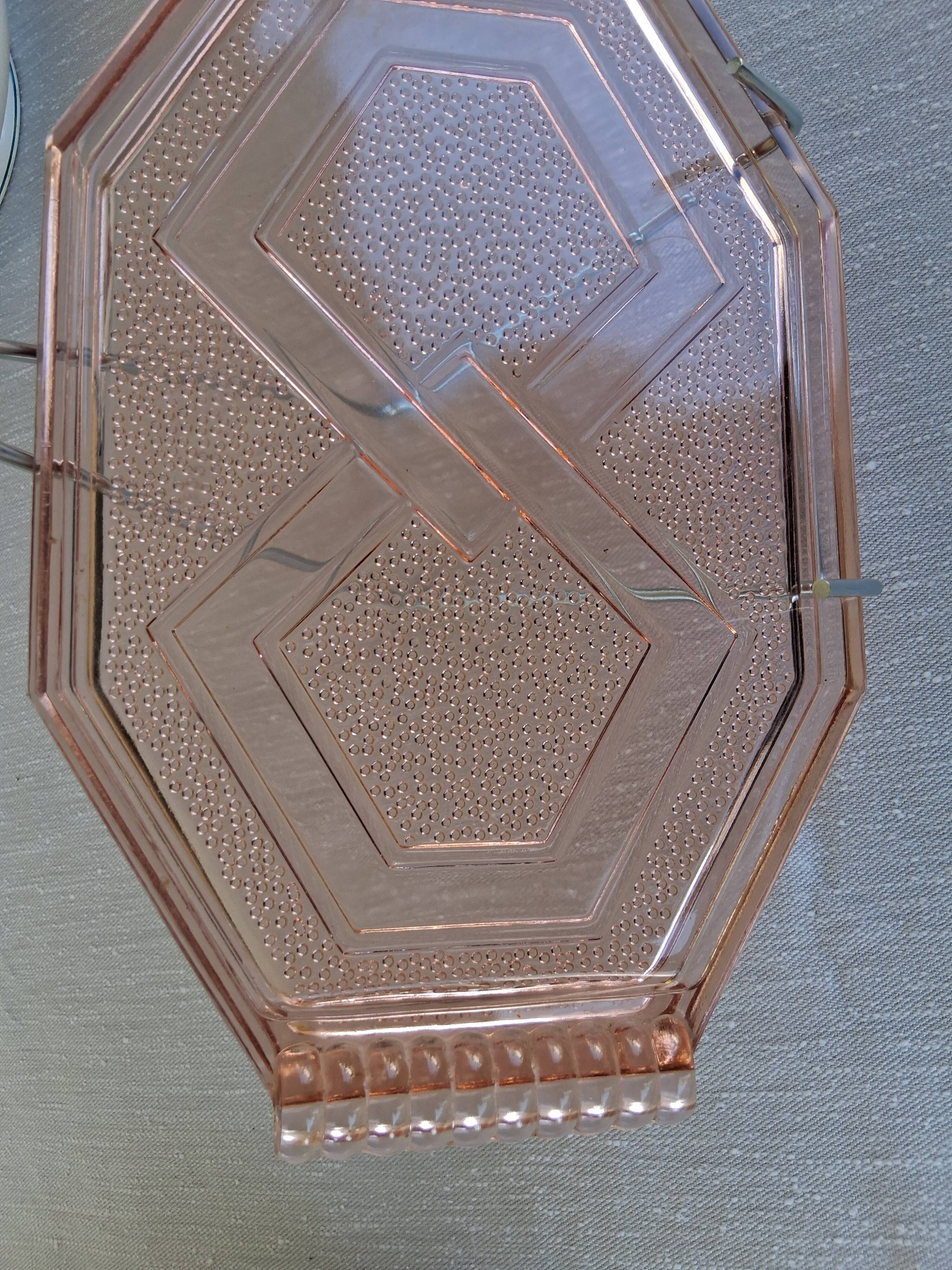 Very pretty pink glass dish in very good condition.