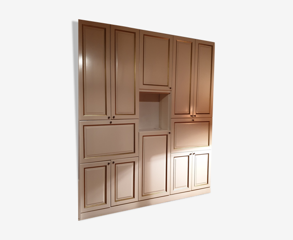 Buffet couleur crème avec liserés dorés en façade