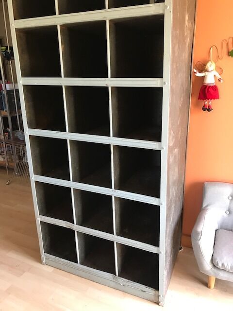 Meuble d'atelier à 21 casiers en fer