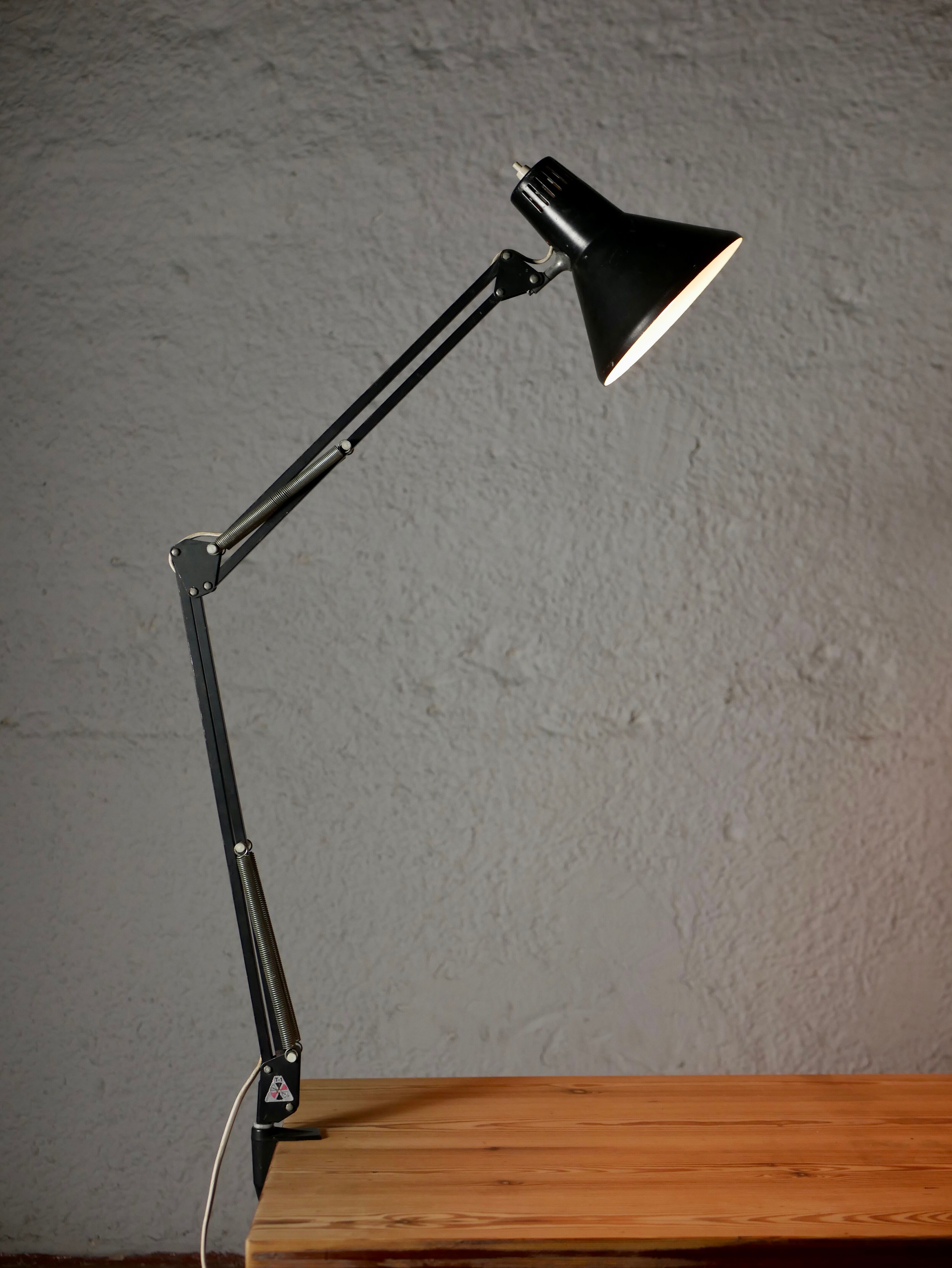 Twist T-1 desk lamp black