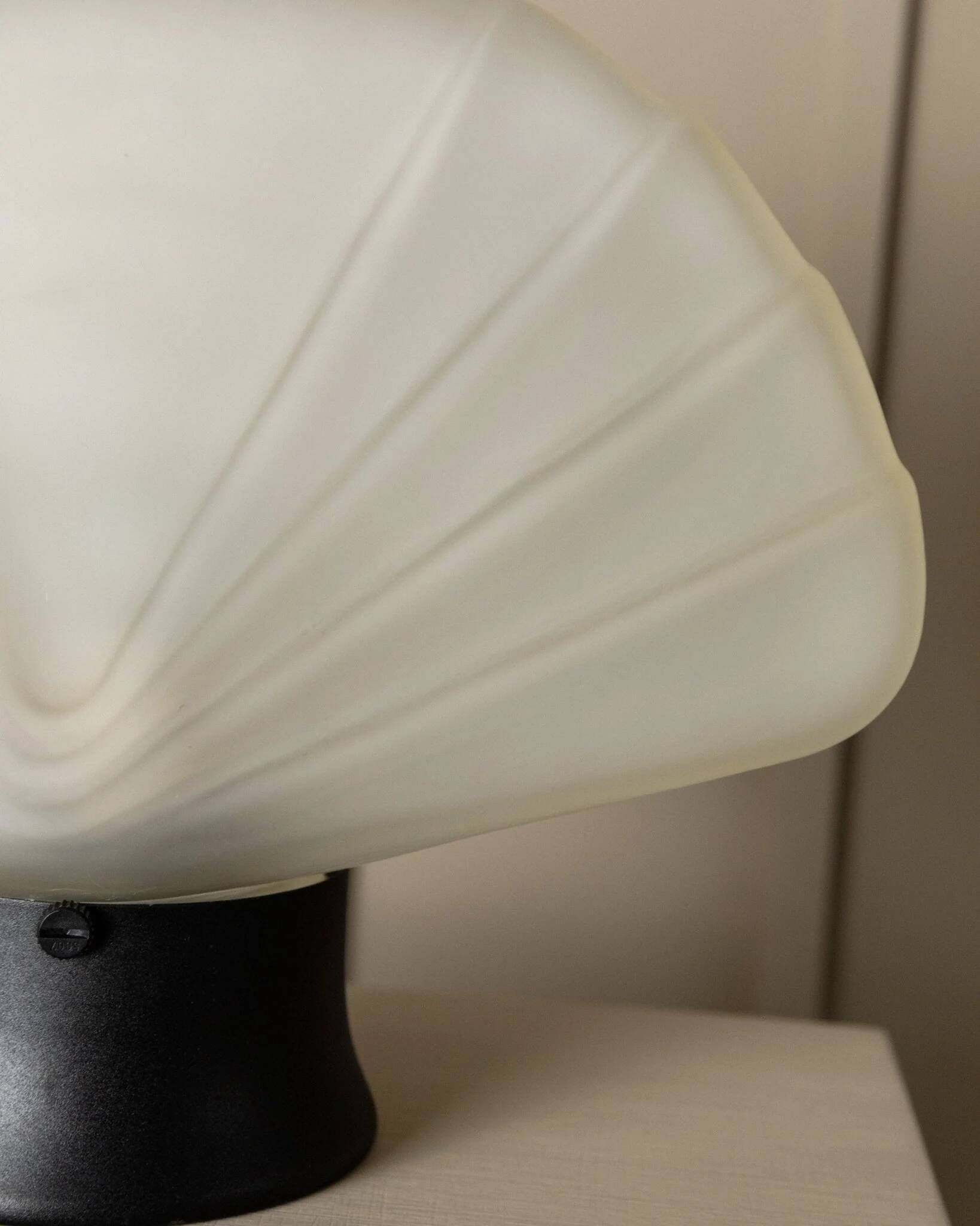 Opaline white Murano glass shell lamp with black metal base – 1980s Italian Memphis-inspired design