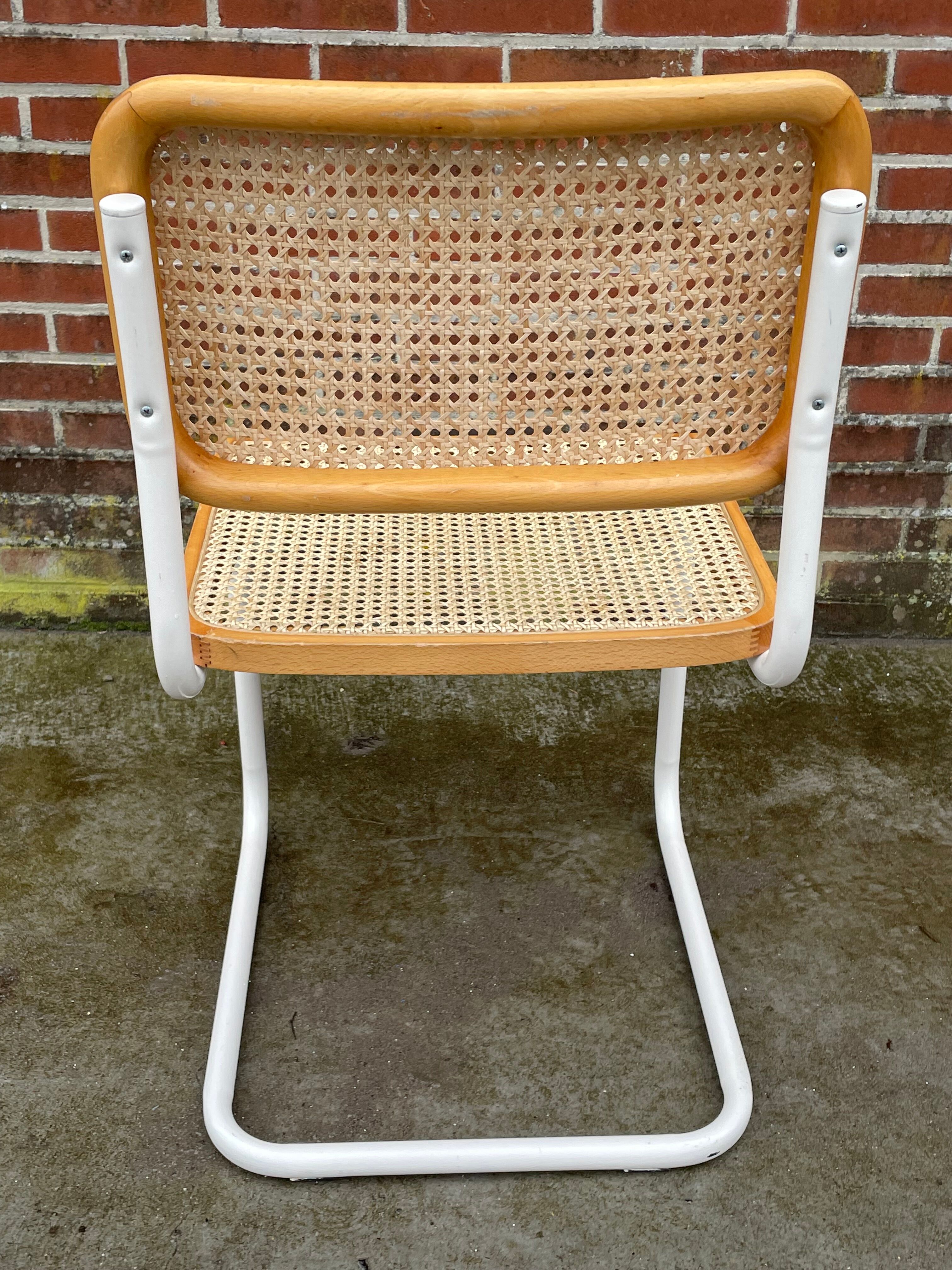 Chaise Cesca modèle b32 en blanc et bois par Marcel Breuer