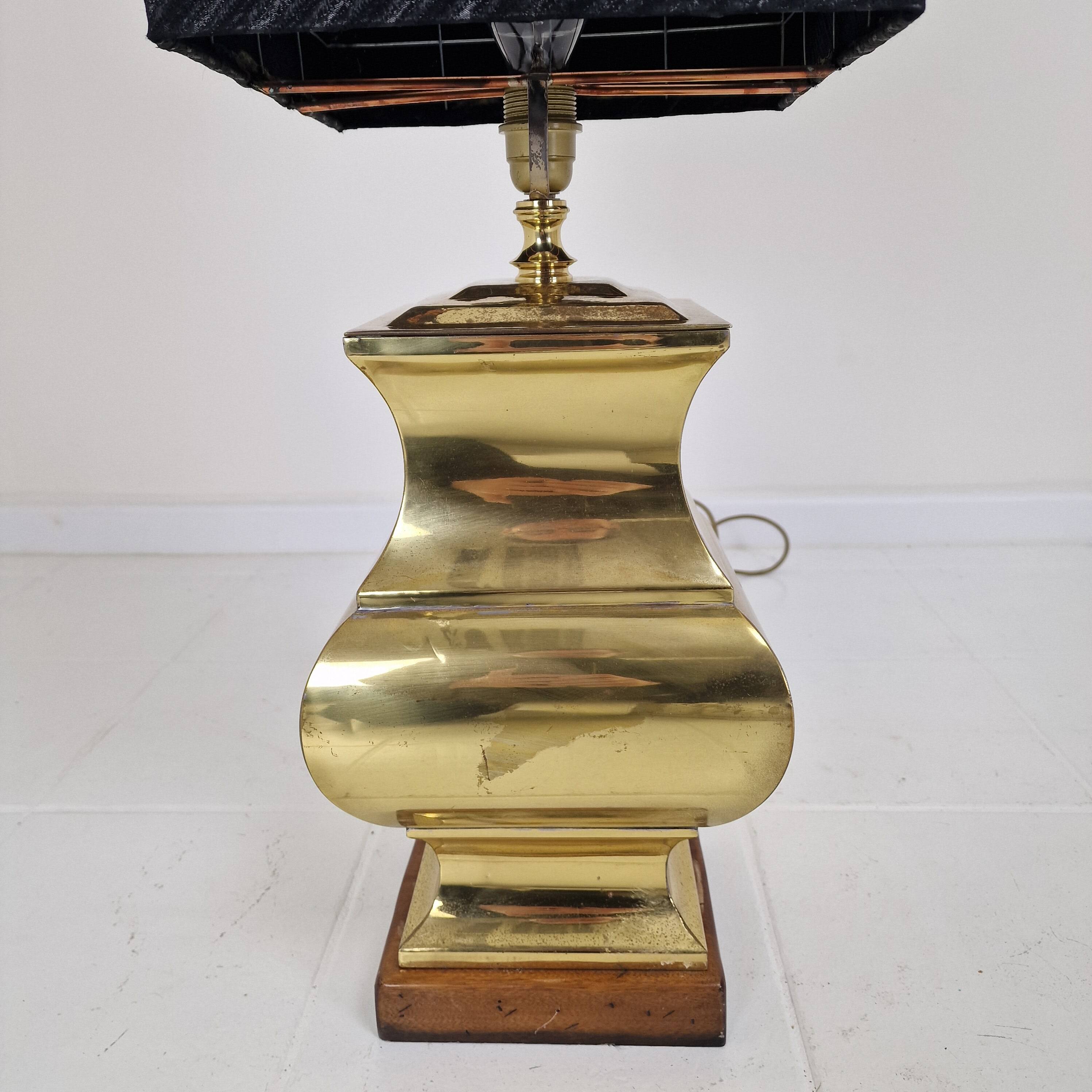 Paire de lampes de table de style Régence avec abat-jour noirs – Base en laiton et bois