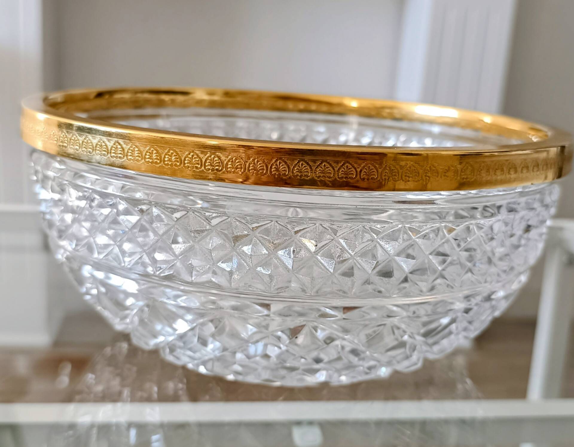 Salad bowl and diamond-shaped bowls in brass.