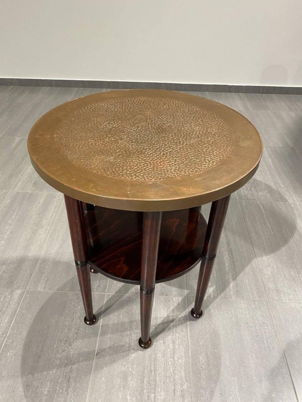 Table à six pieds de style Adolf Loos avec plaque en cuivre