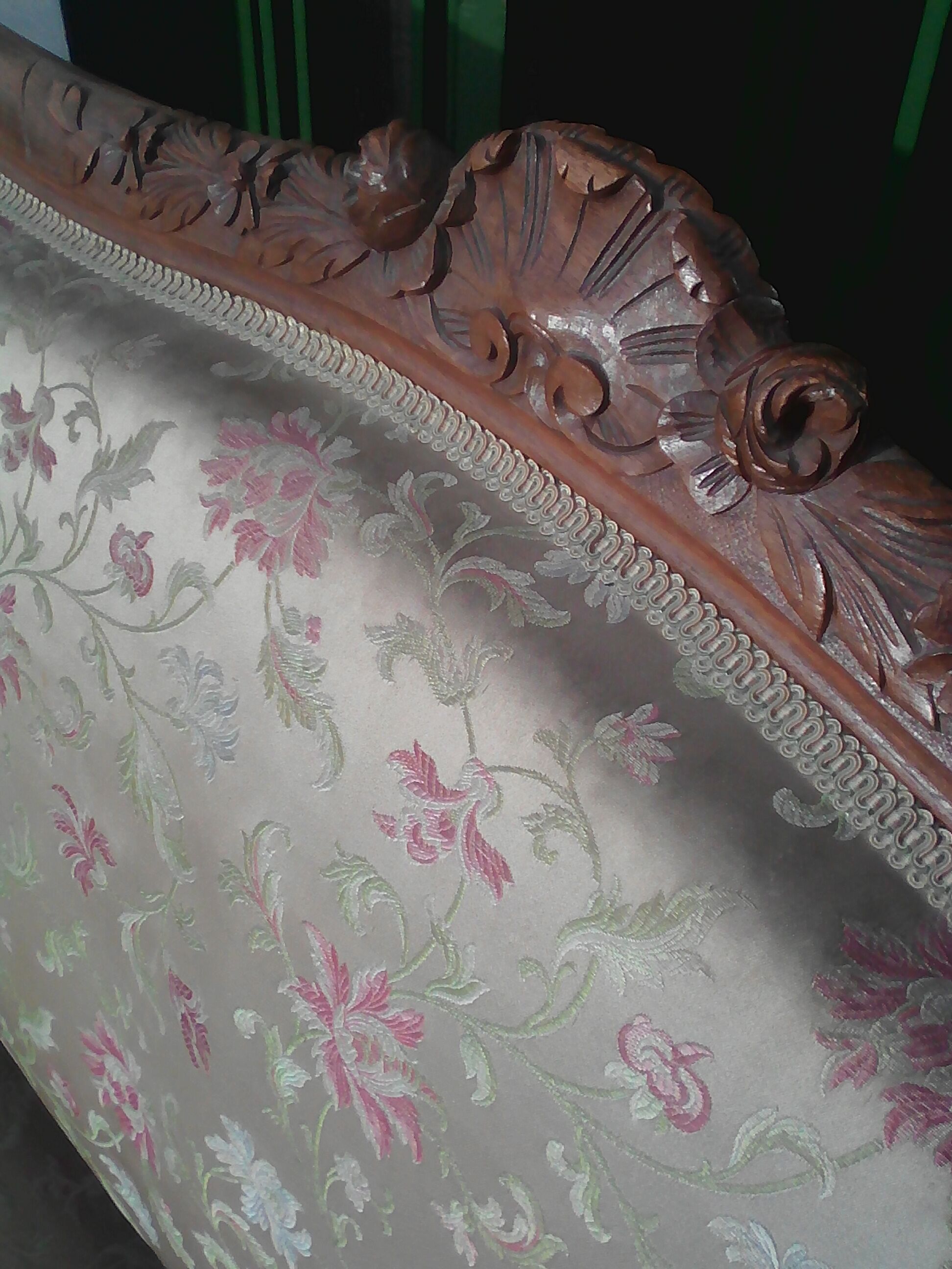 Louix XV show in walnut and silk brodees time 1880