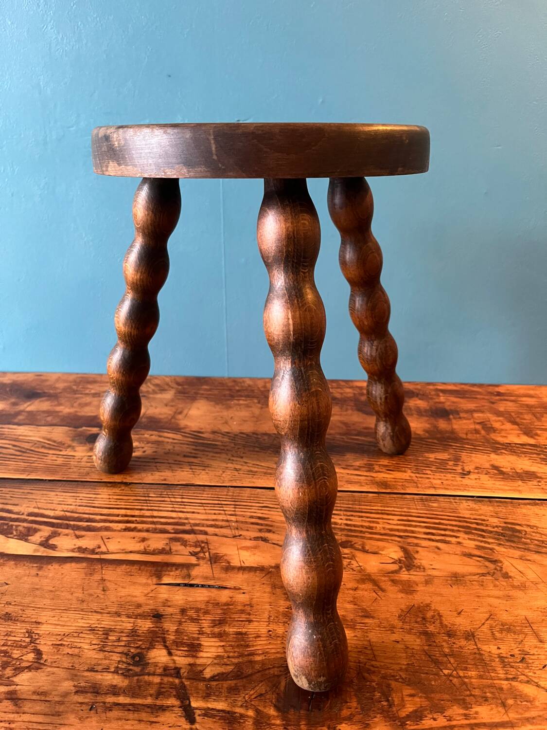 Tabouret tripode en bois