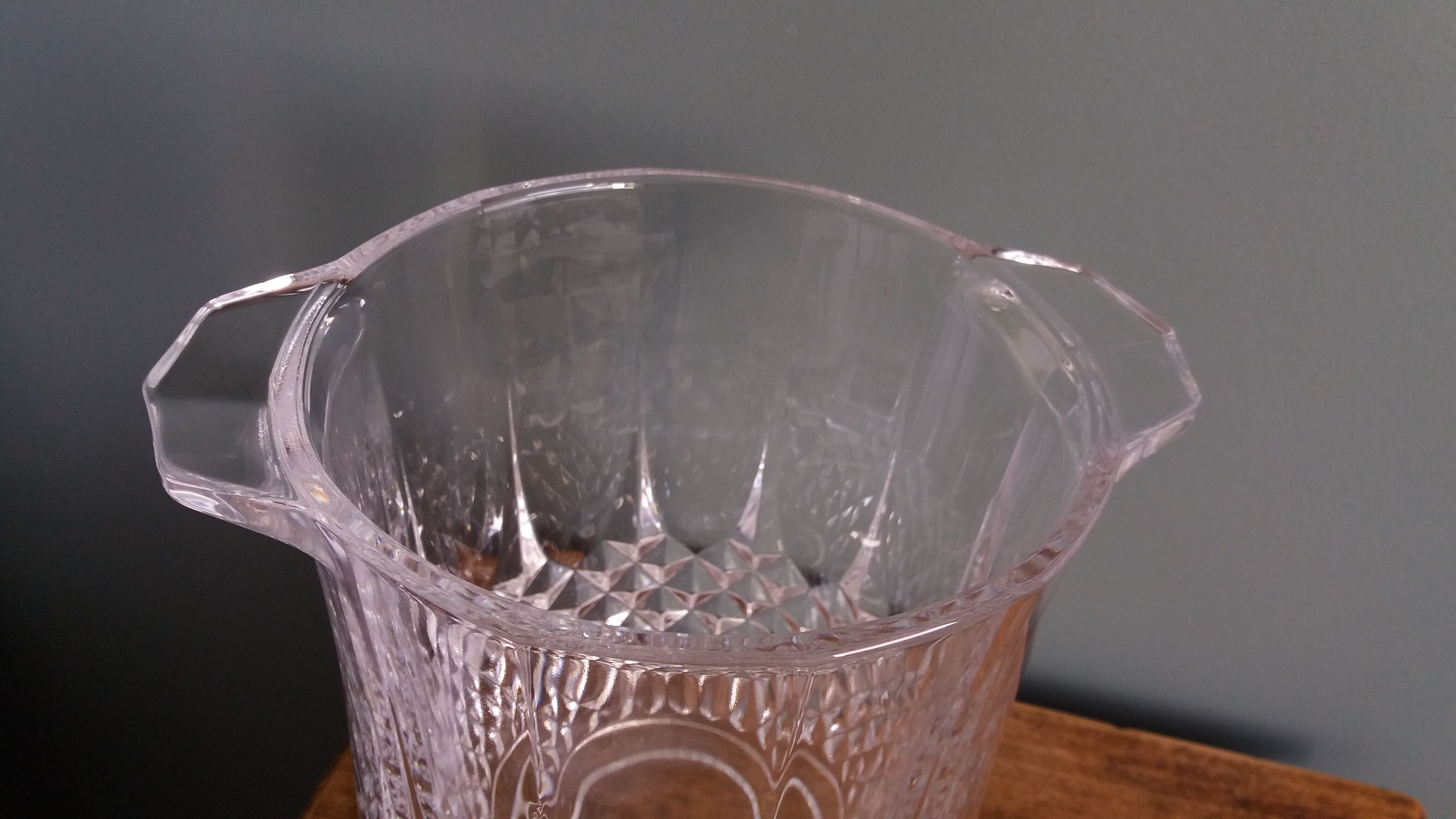 Pineapple-shaped glass bottle cooler with facets