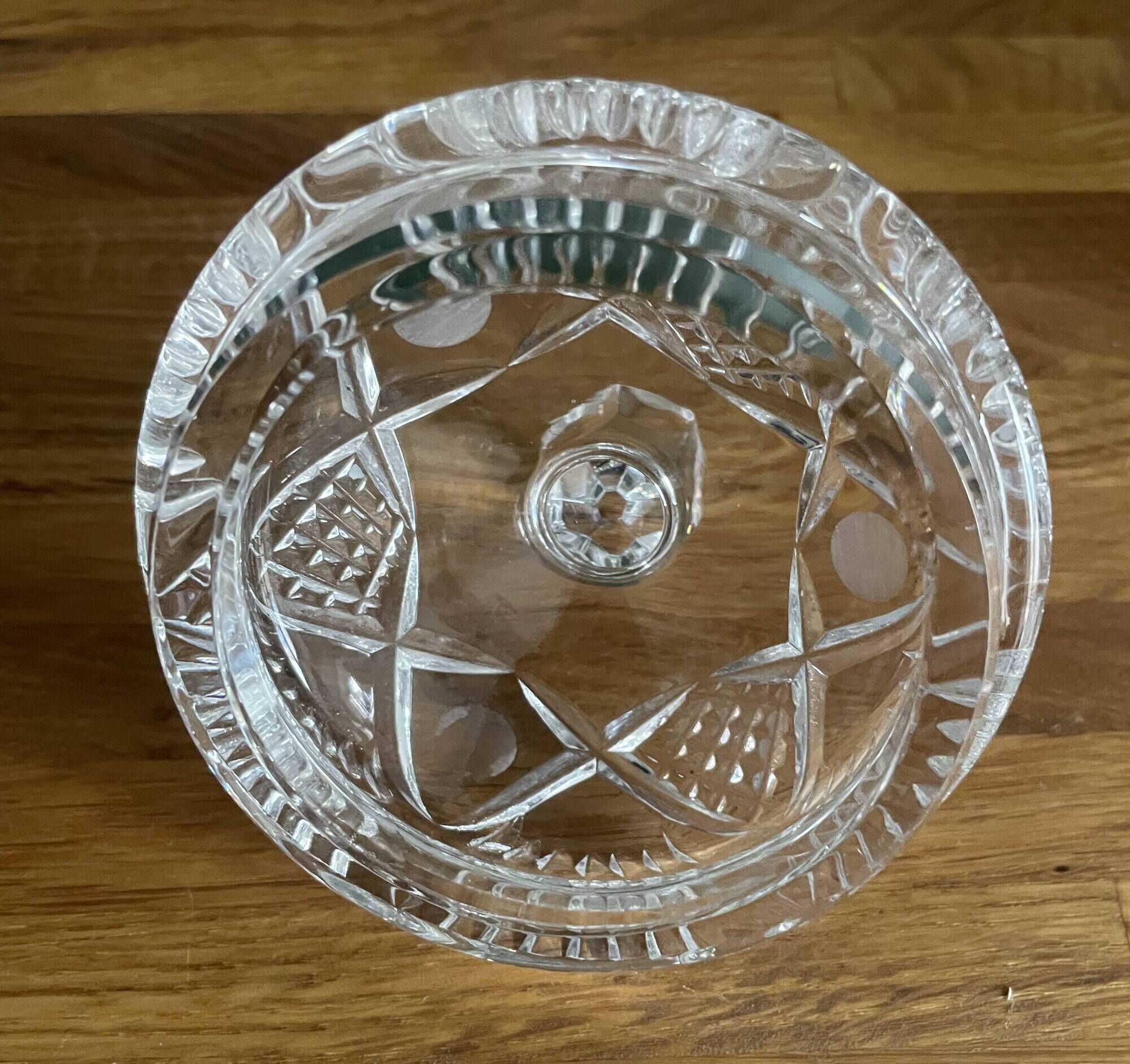 Very nice crystal sugar bowl in very good condition.