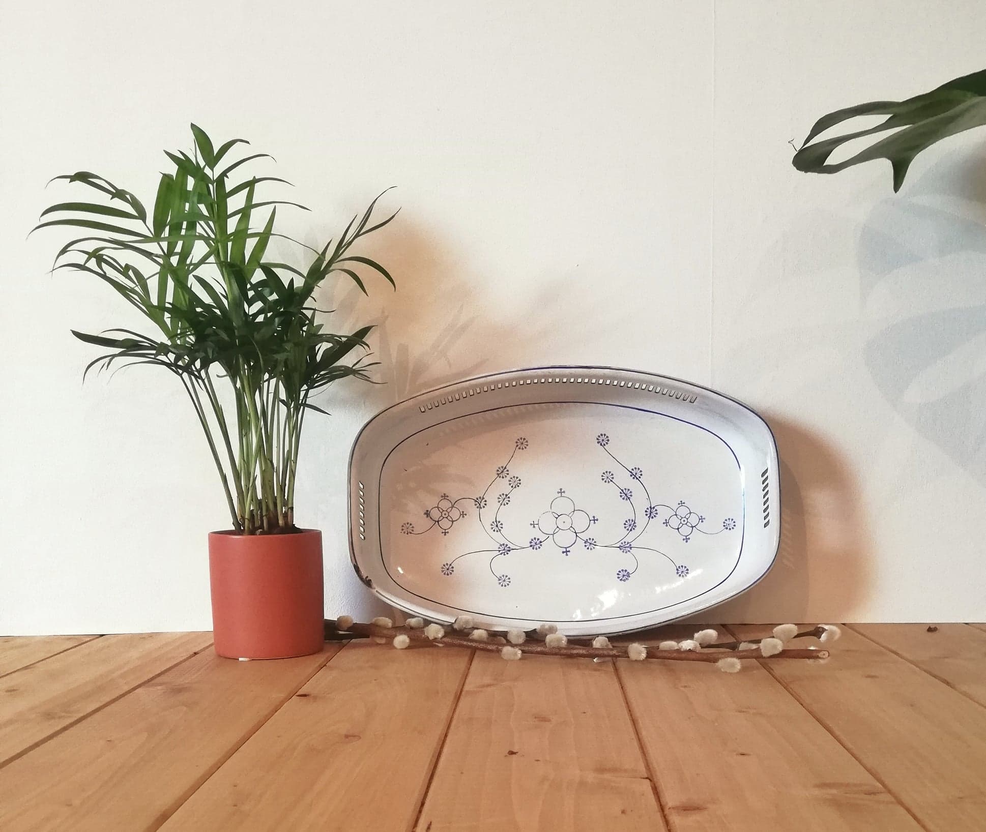 Enamelled metal dish