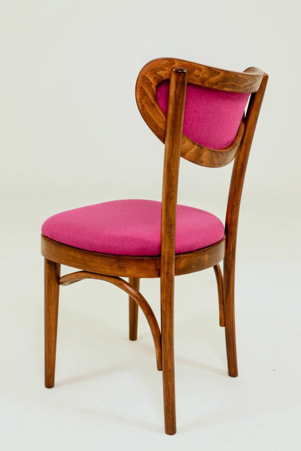 Chaise rétro en bois cintré de style classique, revêtement en laine fuchsia, rénovée.