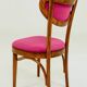 Chaise rétro en bois cintré de style classique, revêtement en laine fuchsia, rénovée.