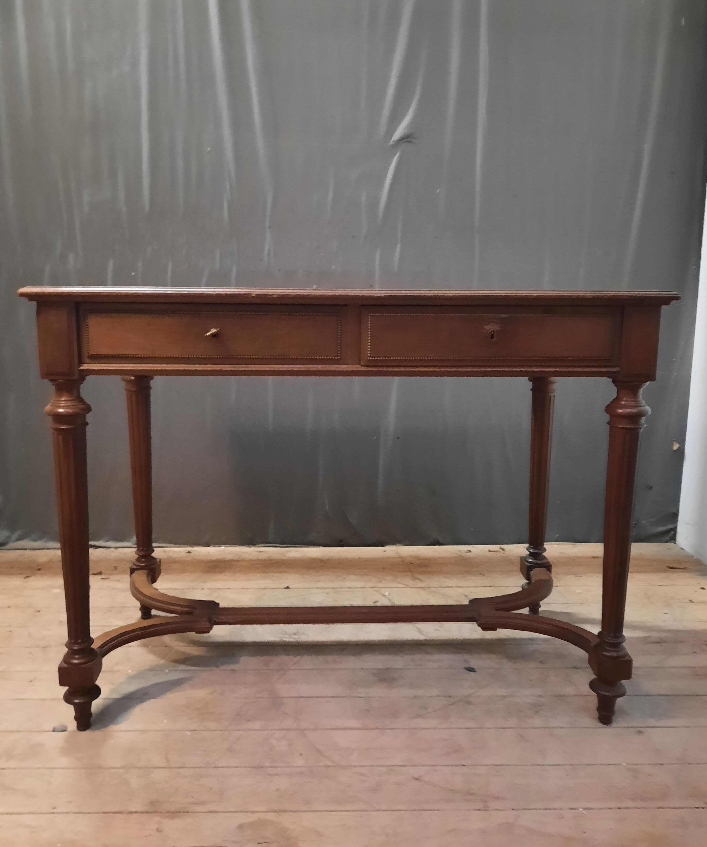 Flat walnut burreau louis XVI style