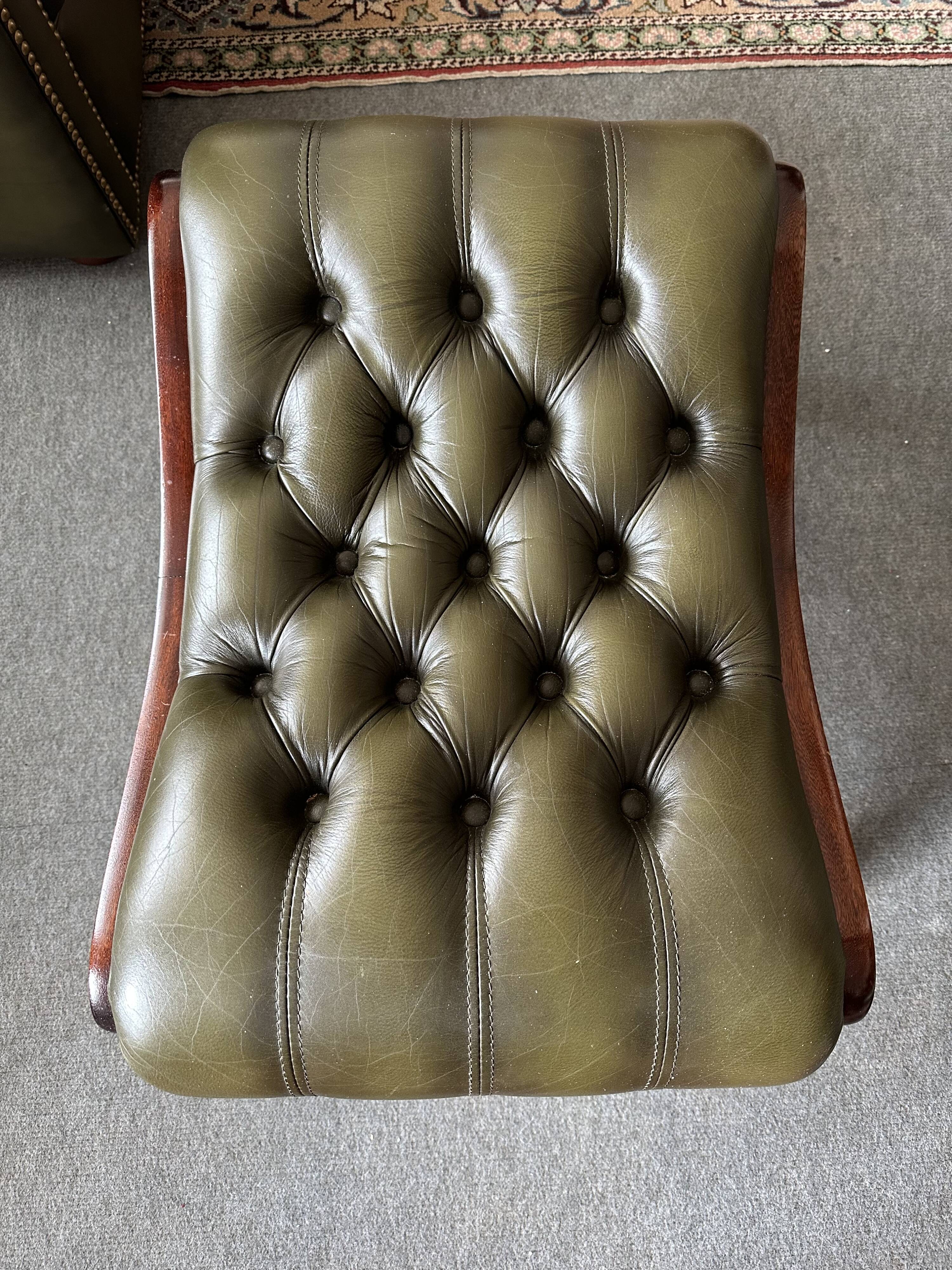 Fauteuil et repose pied - style chesterfield