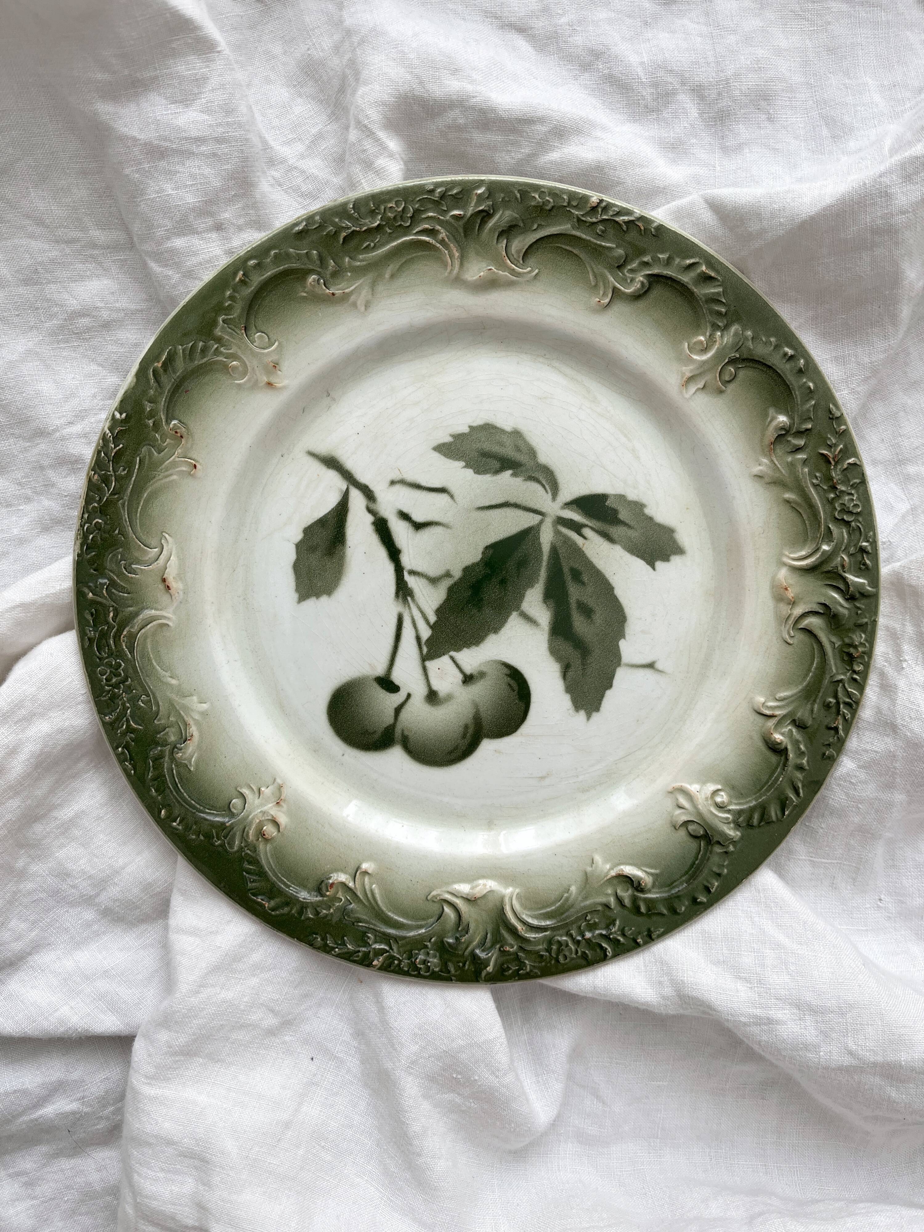 Assiette à dessert ancienne en terre de fer décor cerises faïence de Pexonne