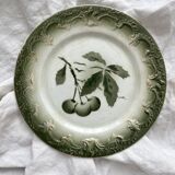 Assiette à dessert ancienne en terre de fer décor cerises faïence de Pexonne