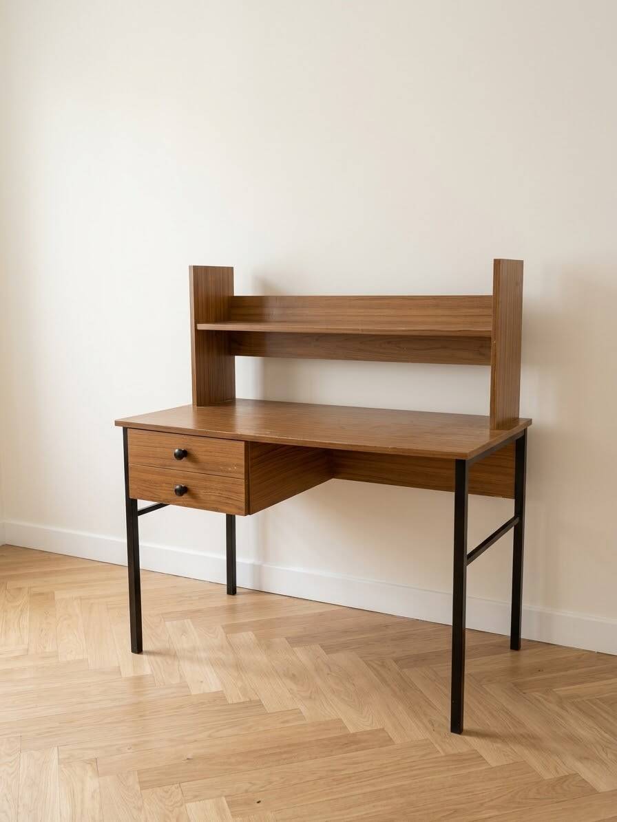 Bureau vintage années 70 en bois avec étagères