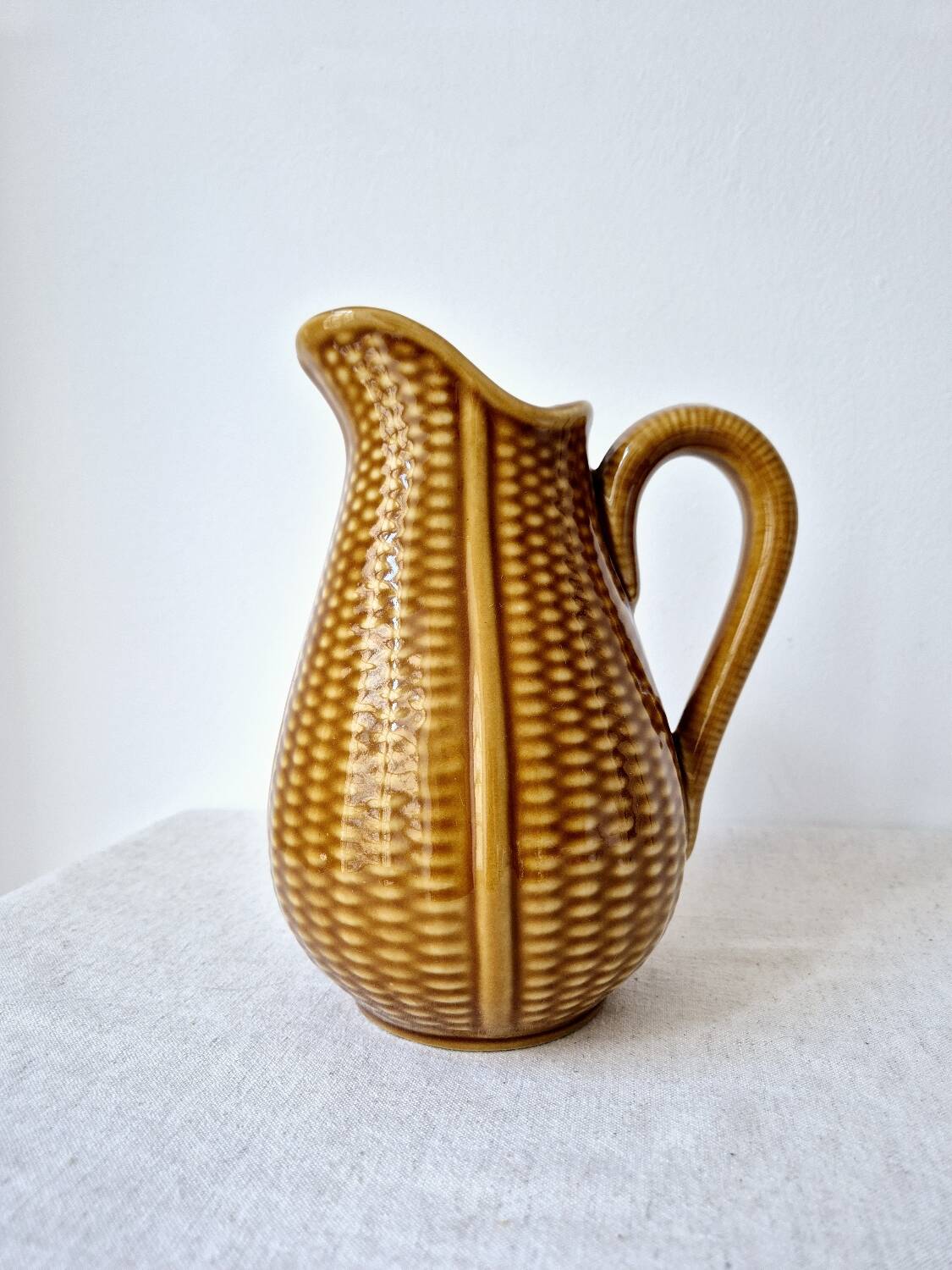 Ceramic "corn grain" pitcher in slip - Vintage