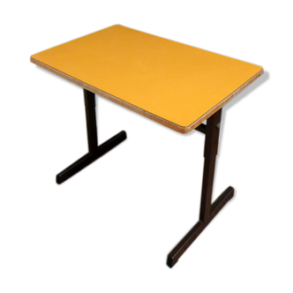 Bureau modulable en formica jaune pour enfant