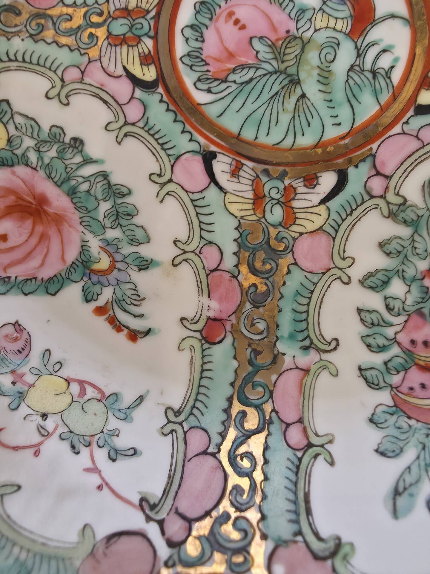 Vintage Porcelain Plate "Famille Rose" Hong Kong tin metal