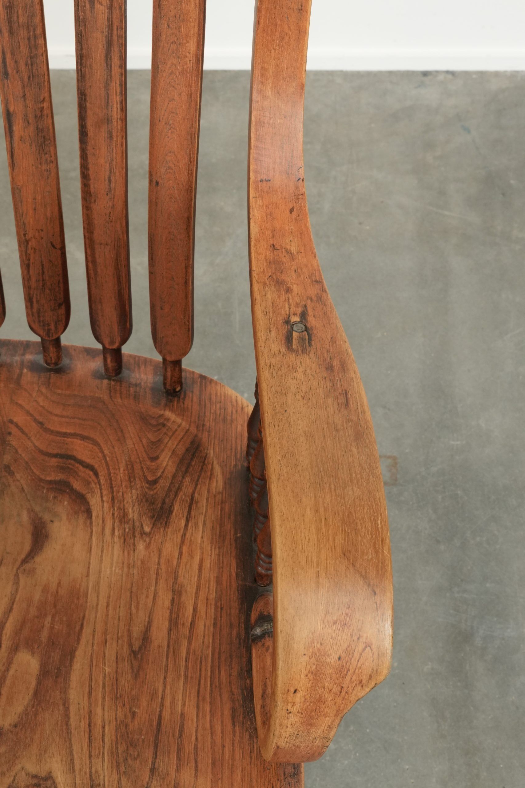 Chaise de bureau charmante avec de belles sculptures en bois du début du 20e siècle.