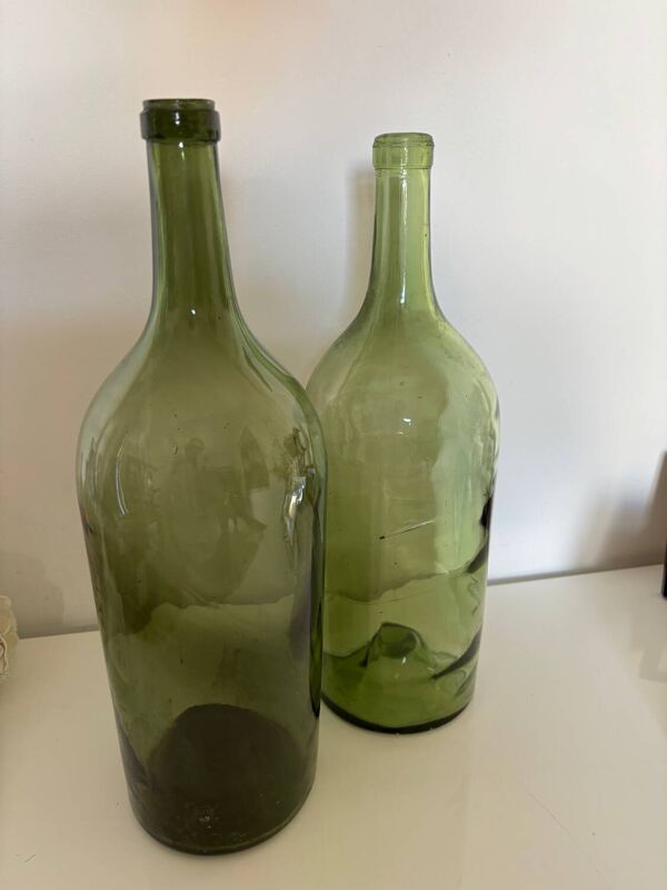 Paire de grandes bouteilles anciennes en verre soufflé