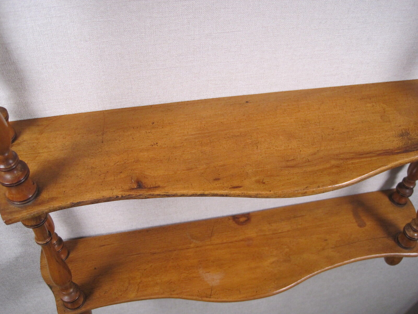 Napoleon III wall shelf in asian bamboo-style blond wood with 3 XIX trays