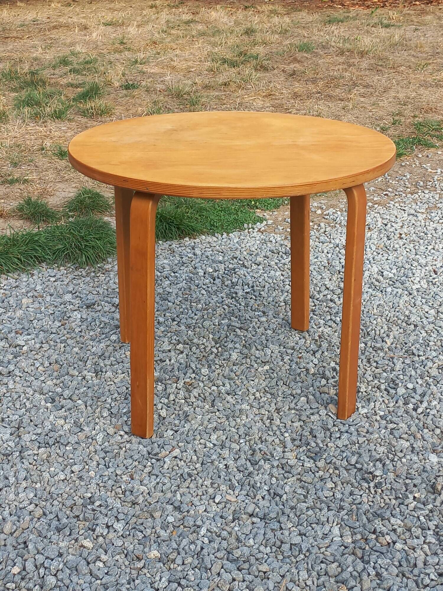 1970s Scandinavian-style coffee table in birch veneer.