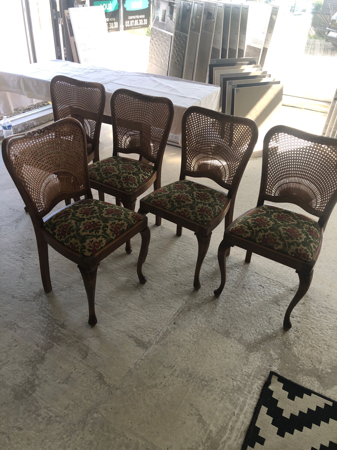Table ronde avec rallonges et 4 chaises dossier cannage Vintage