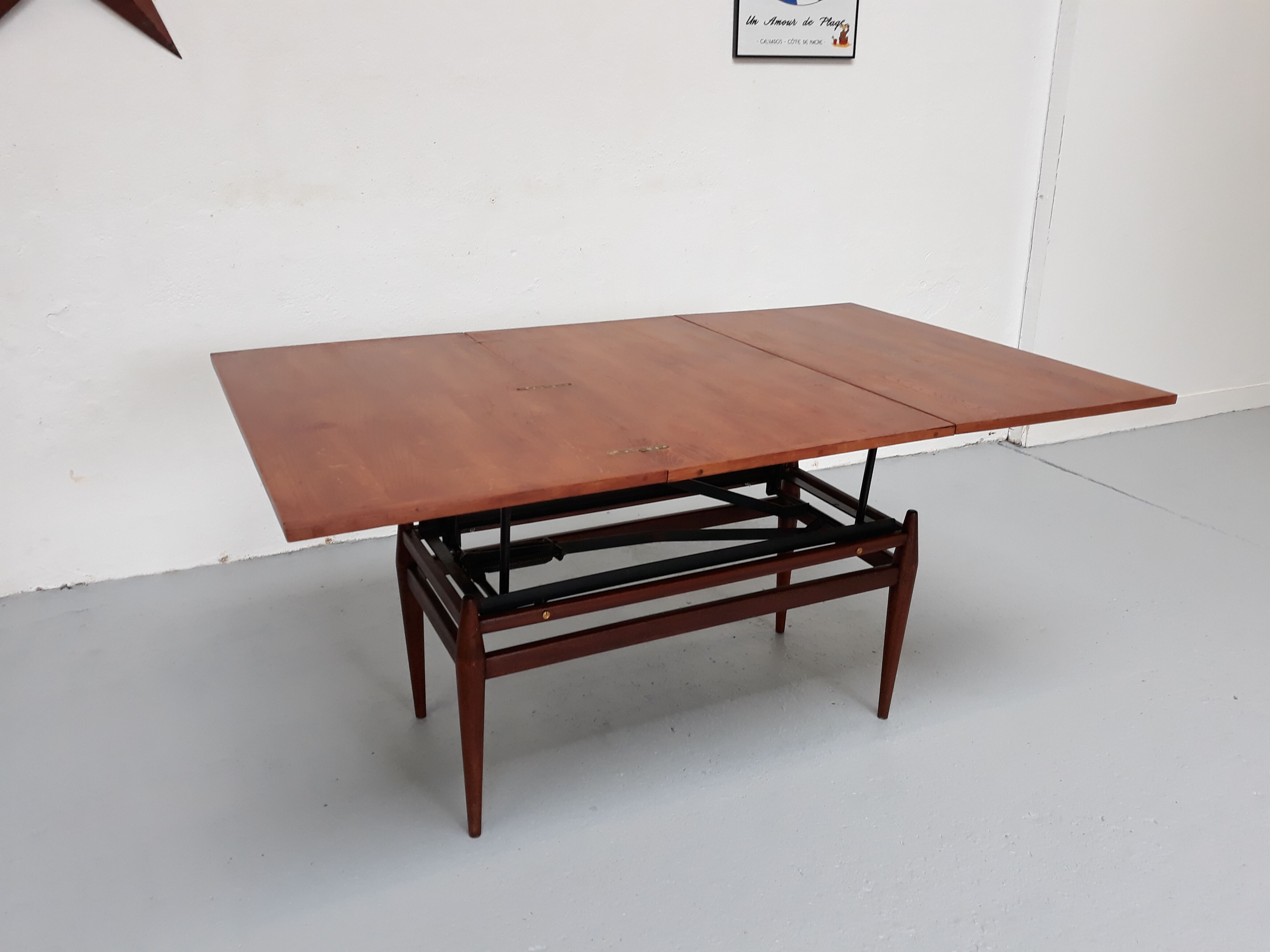 Flexible scandinavian vintage coffee table