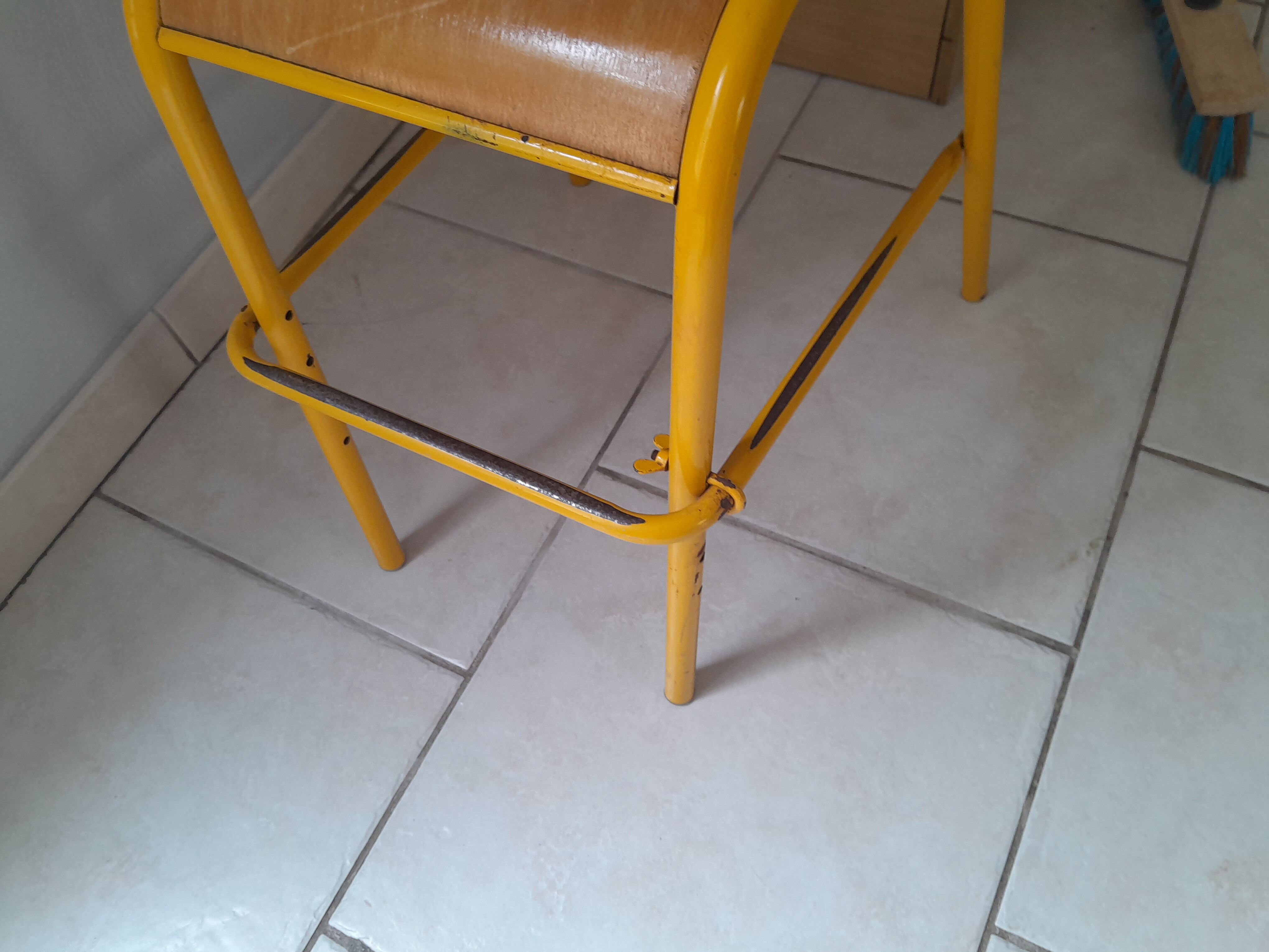 Chaise haute d'école vintage