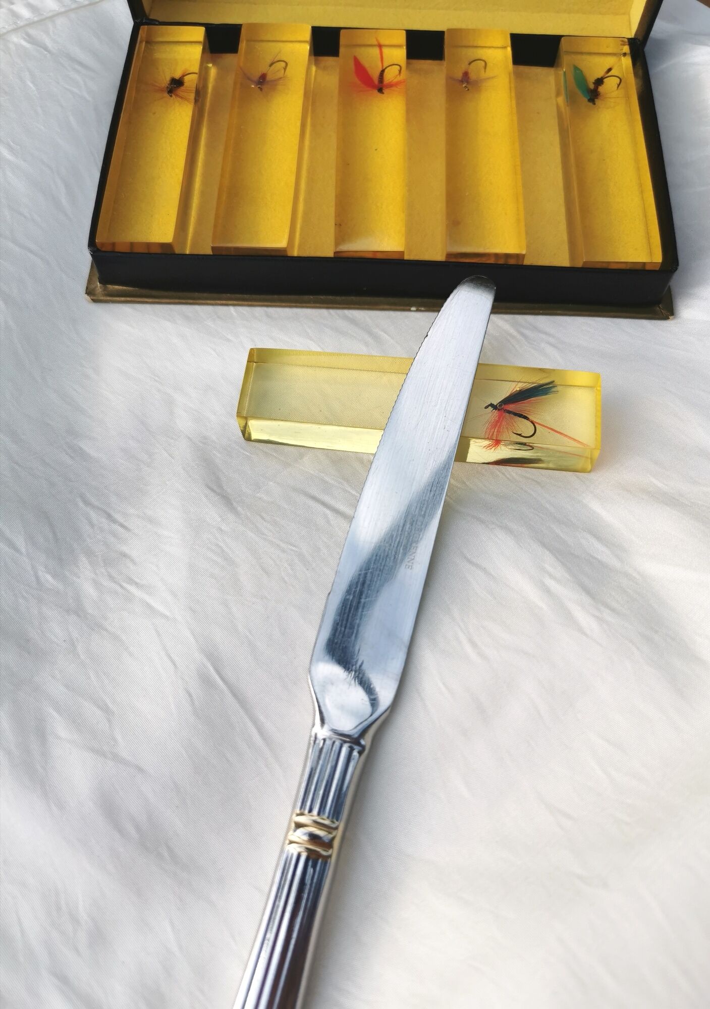 Set of 6 carries knives with fishing lures