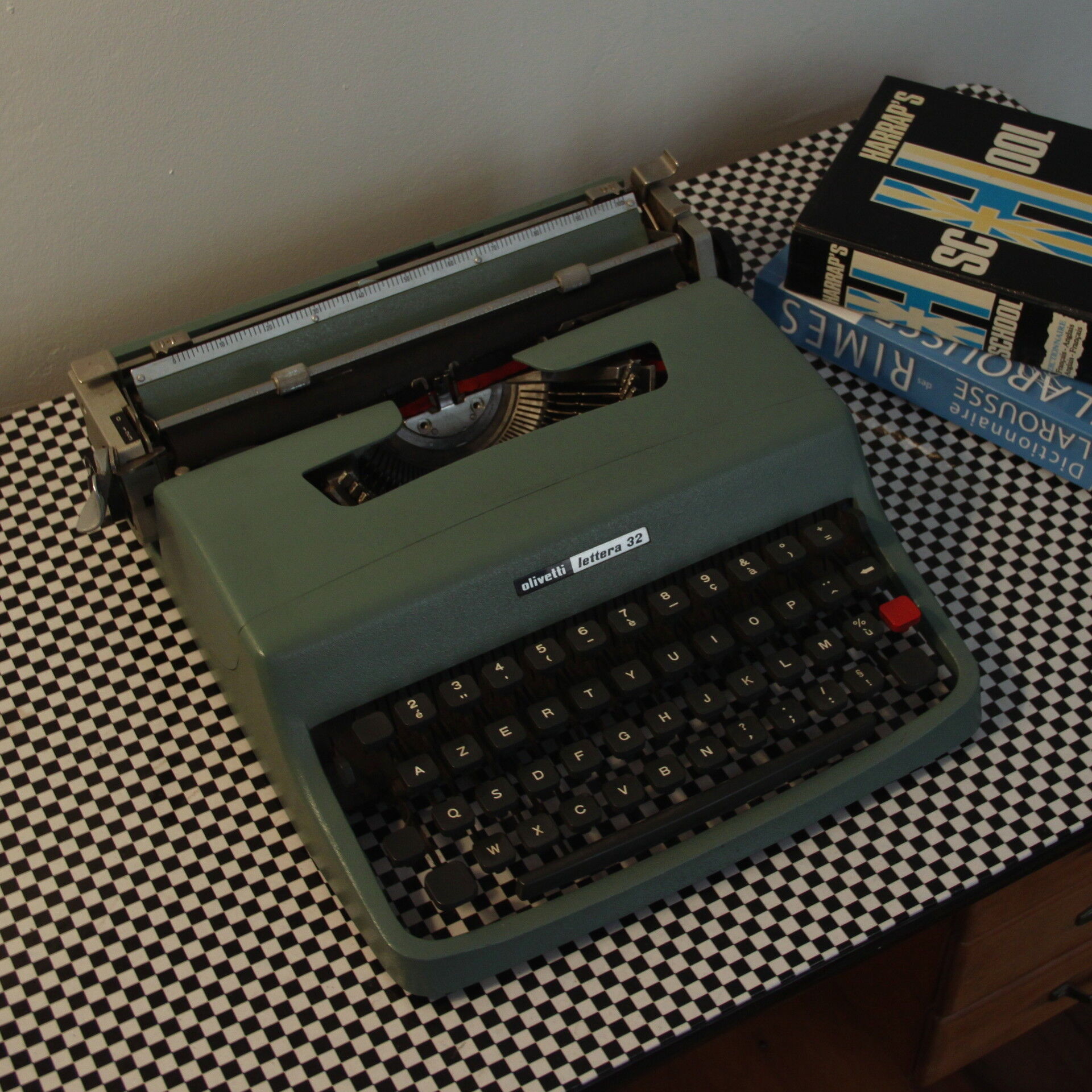 Machine à écrire portable vintage Olivetti Lettera 32