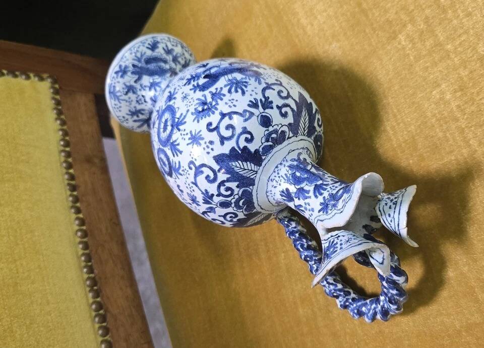 Fine earthenware jug with blue and white decoration, 19th-century work.