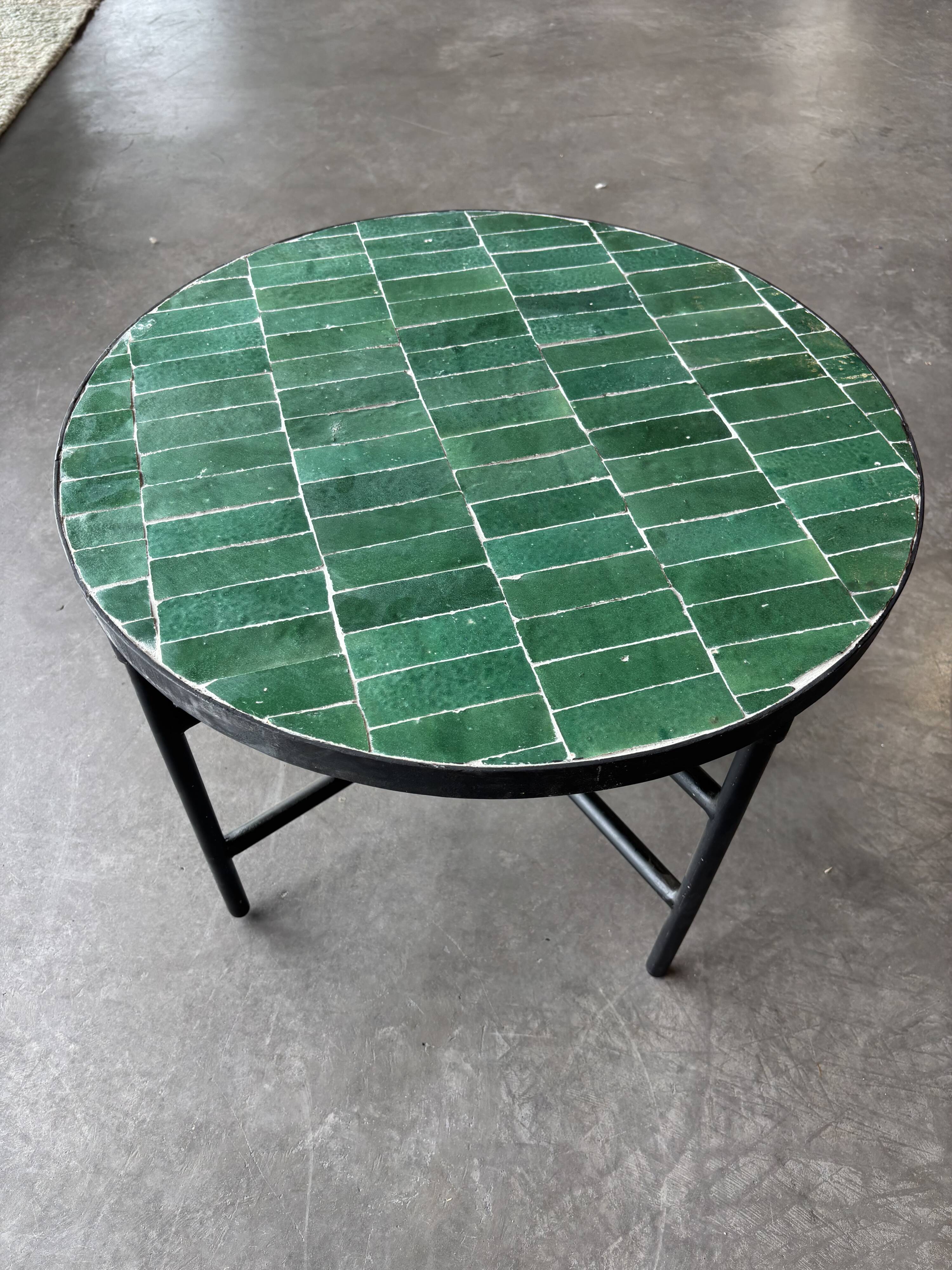 Round coffee table in emerald green zellige – Moroccan craftsmanship