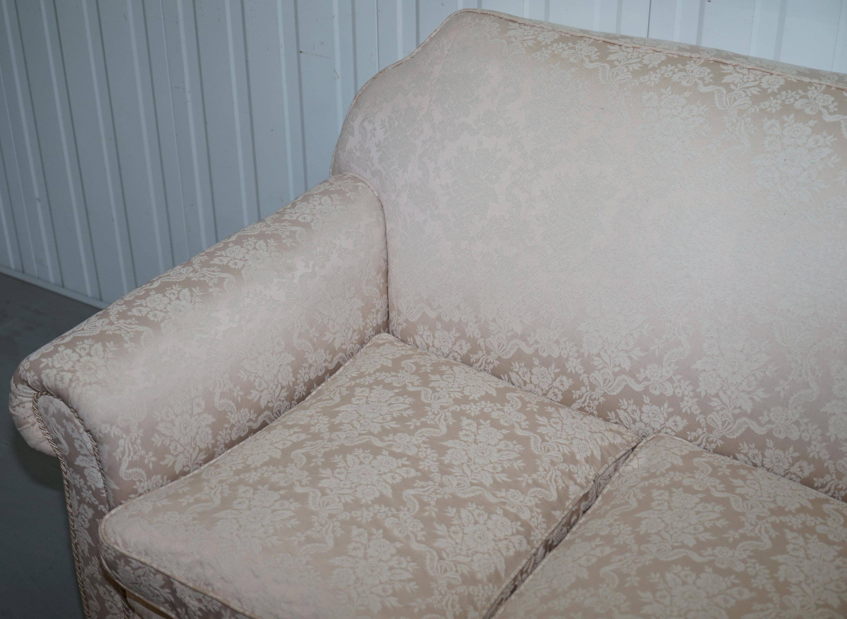 Victorian suite in damask, walnut frame, legs carved in lion's paw.