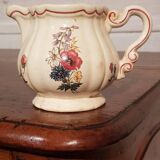 Earthenware tableware service.