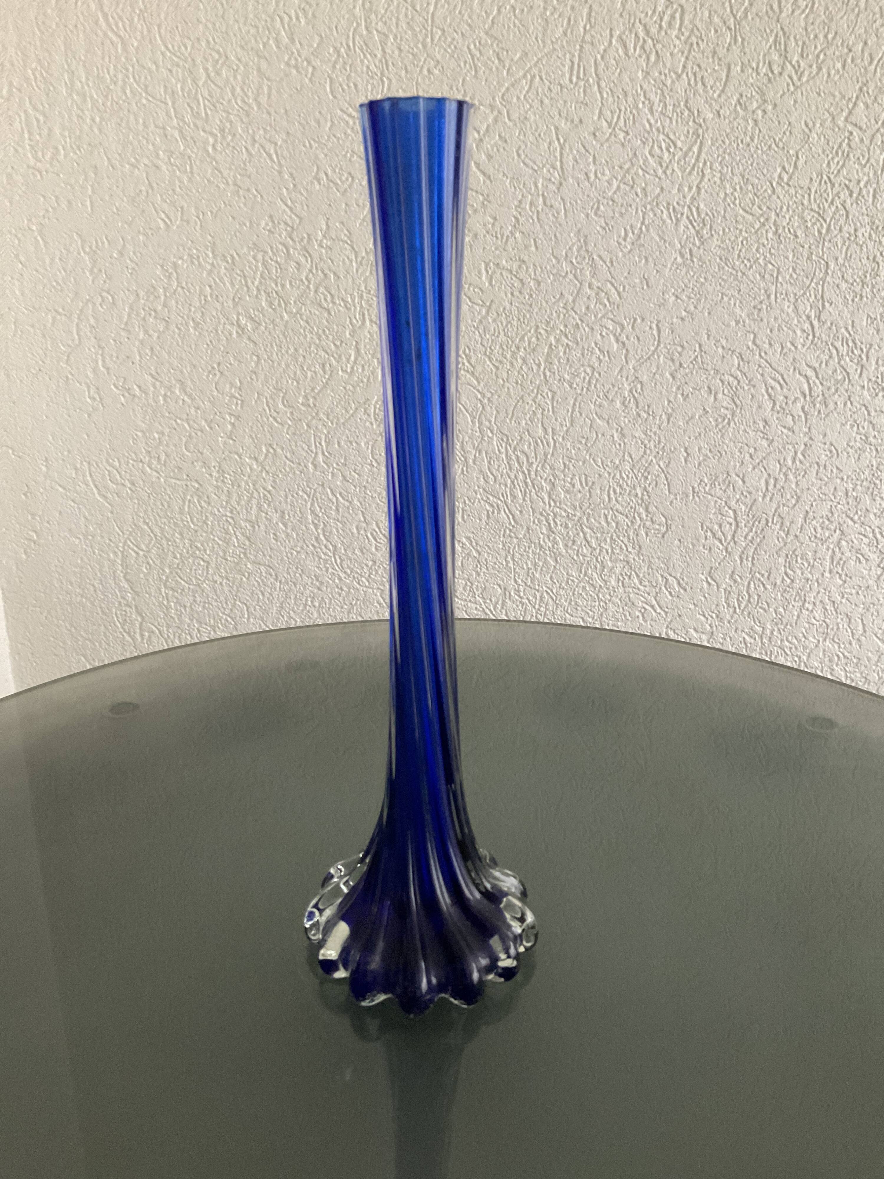Twisted single-stem vase